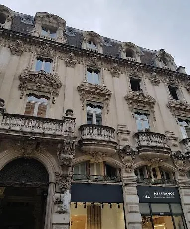 Auberge De Jeunesse Hi Avignon